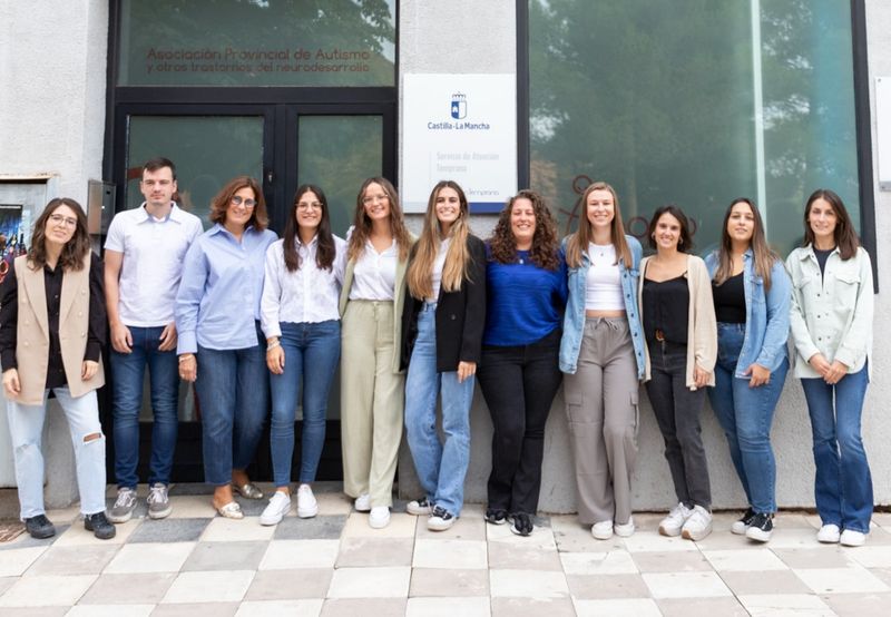 El equipo de APACU a la puerta de la sede