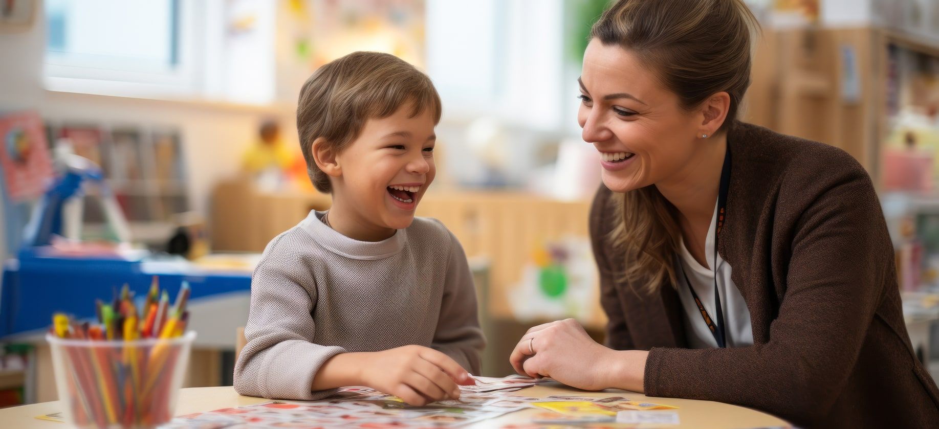 Una educadora y un niño hacen un puzle